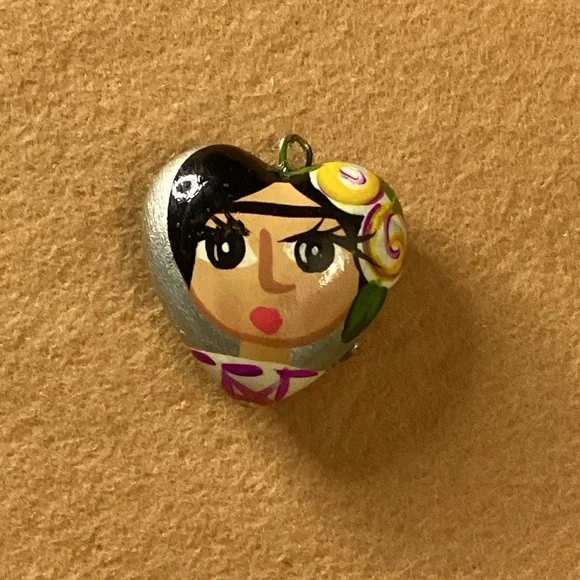 NWOT Frida Kahlo inspired hand painted heart charm - Picture 7 of 9
